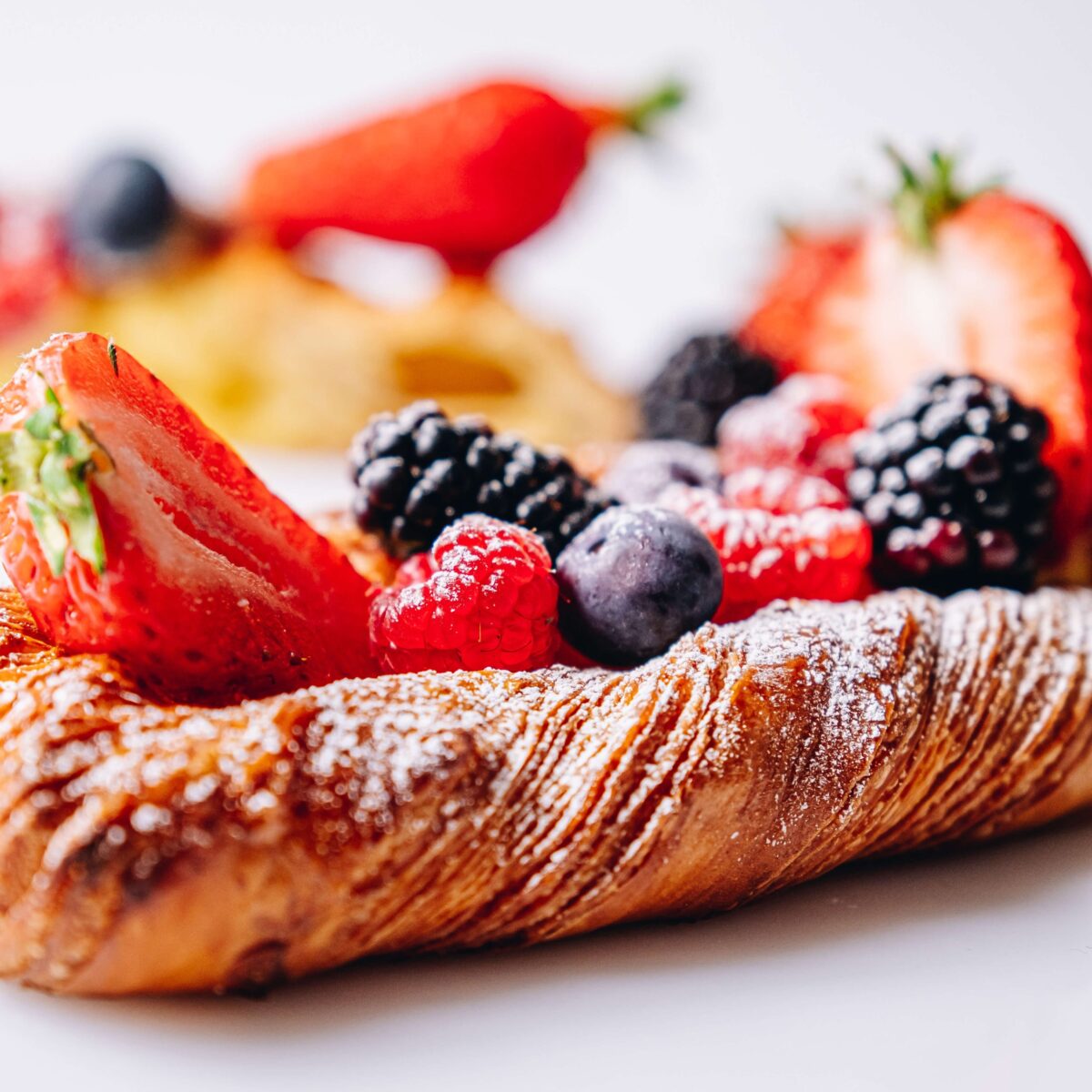 Treccia alla crema e frutti di bosco